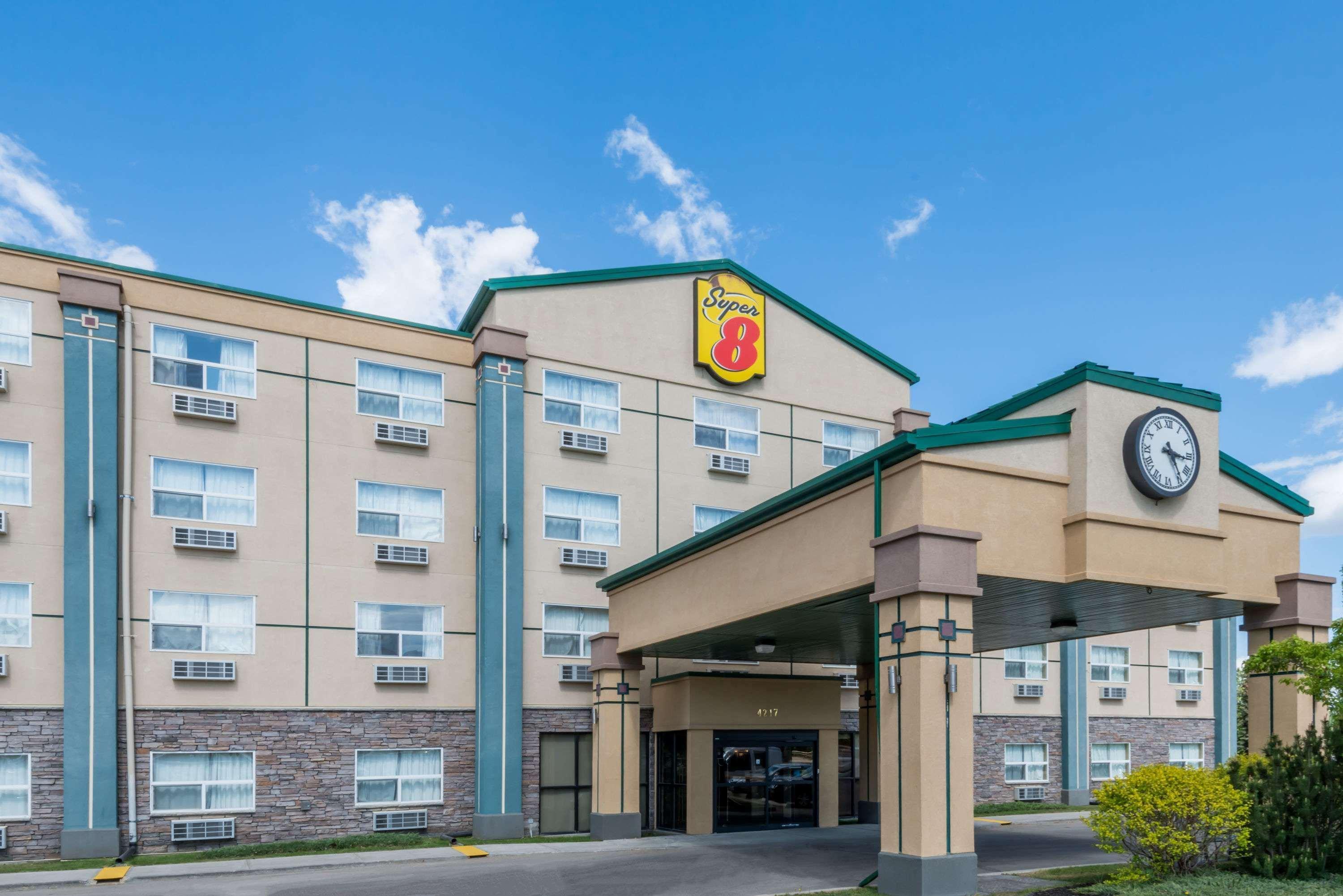 Super 8 By Wyndham Red Deer City Centre Motel Екстериор снимка