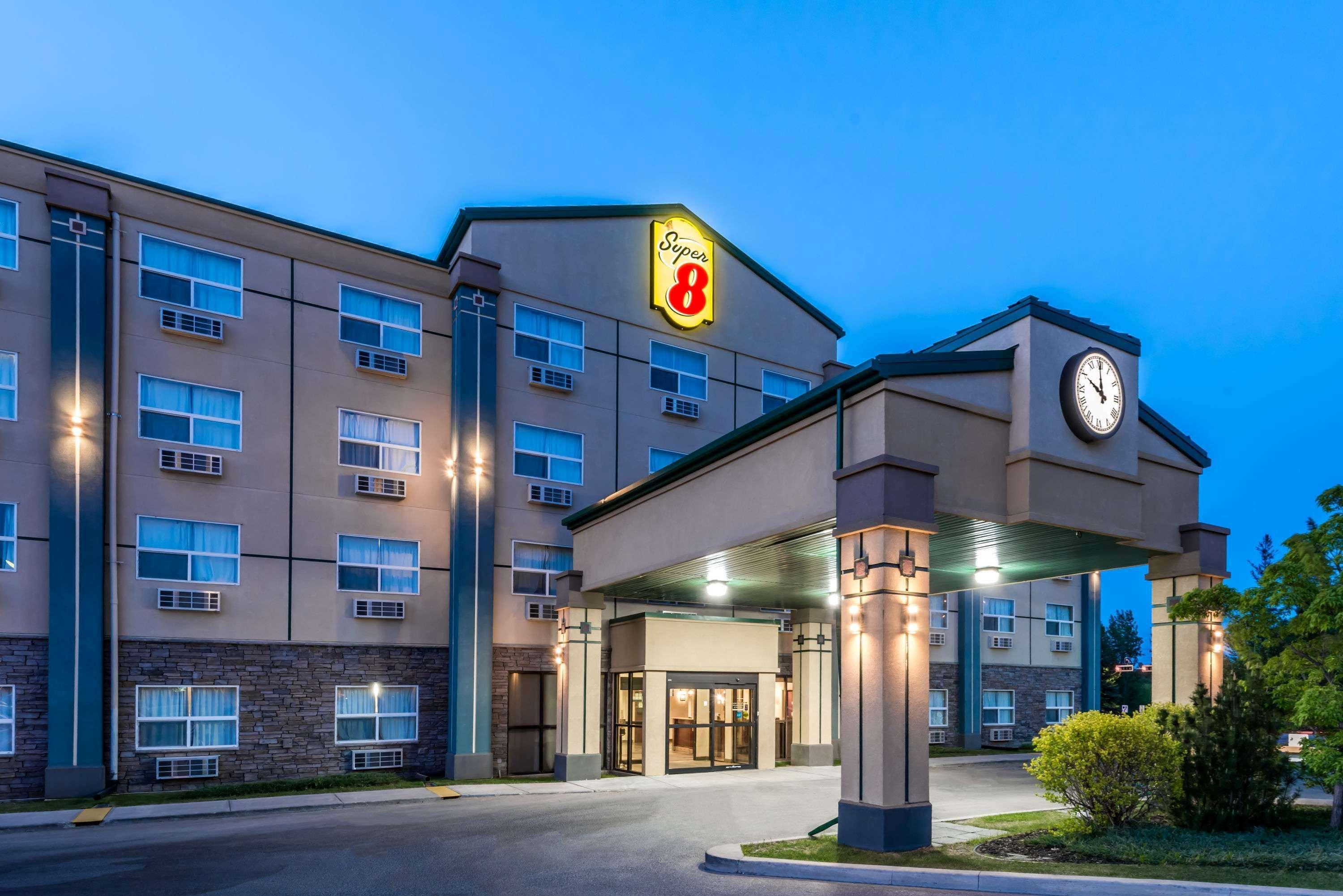 Super 8 By Wyndham Red Deer City Centre Motel Екстериор снимка